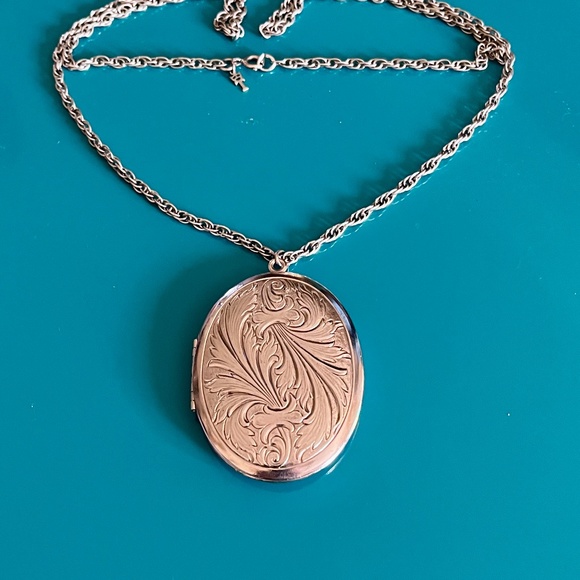 Vint 60's Trifari Silver locket - Art Deco Style Locket - Embossed Oval Locket - Picture 7 of 7
